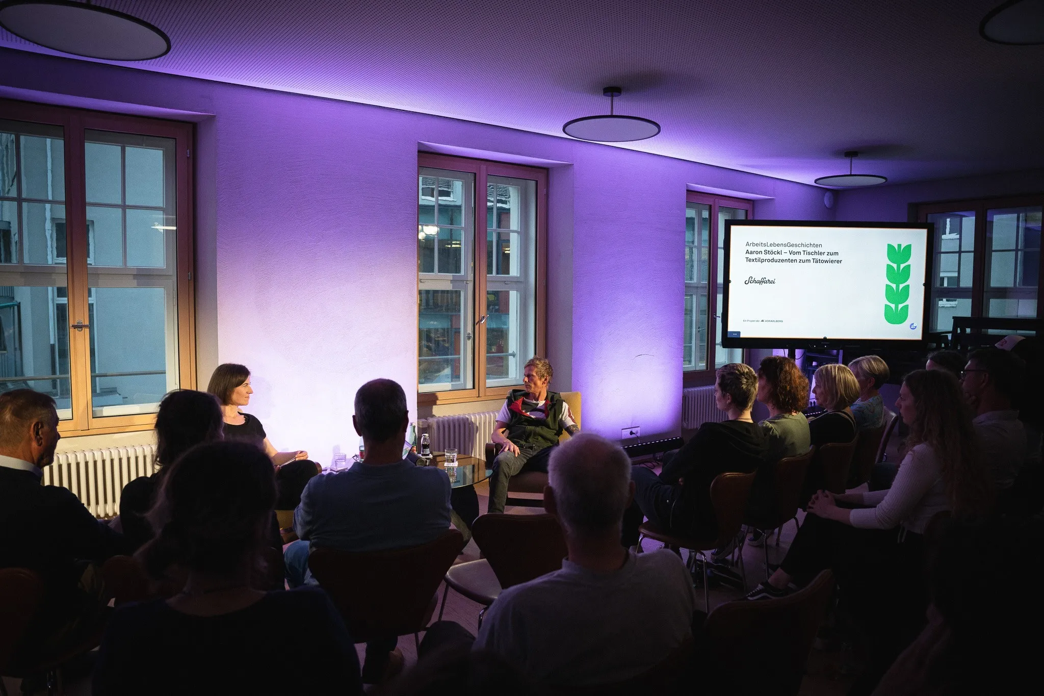 Aaron Stöckl im Gespräch mit Carmen Jurkovic Burtscher während der Arbeitslebensgeschichte mit Publikum