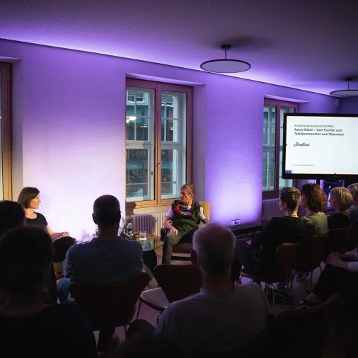 Aaron Stöckl im Gespräch mit Carmen Jurkovic Burtscher während der Arbeitslebensgeschichte mit Publikum