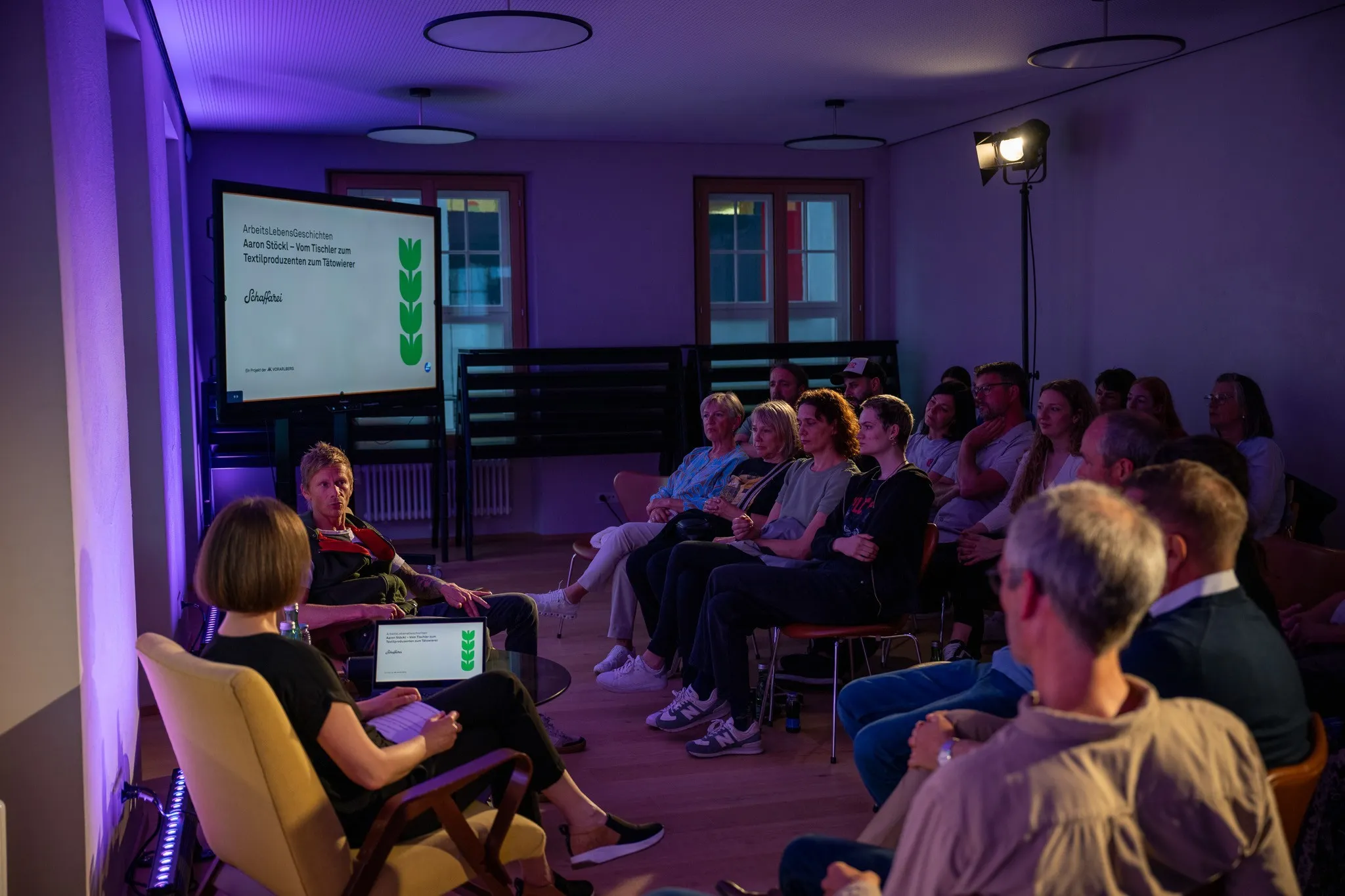 Aaron Stöckl im Gespräch mit Carmen Jurkovic Burtscher mit Publikum