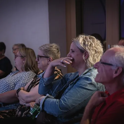 Publikum bei der Arbeitslebensgeschichte von Andreas Derutzky