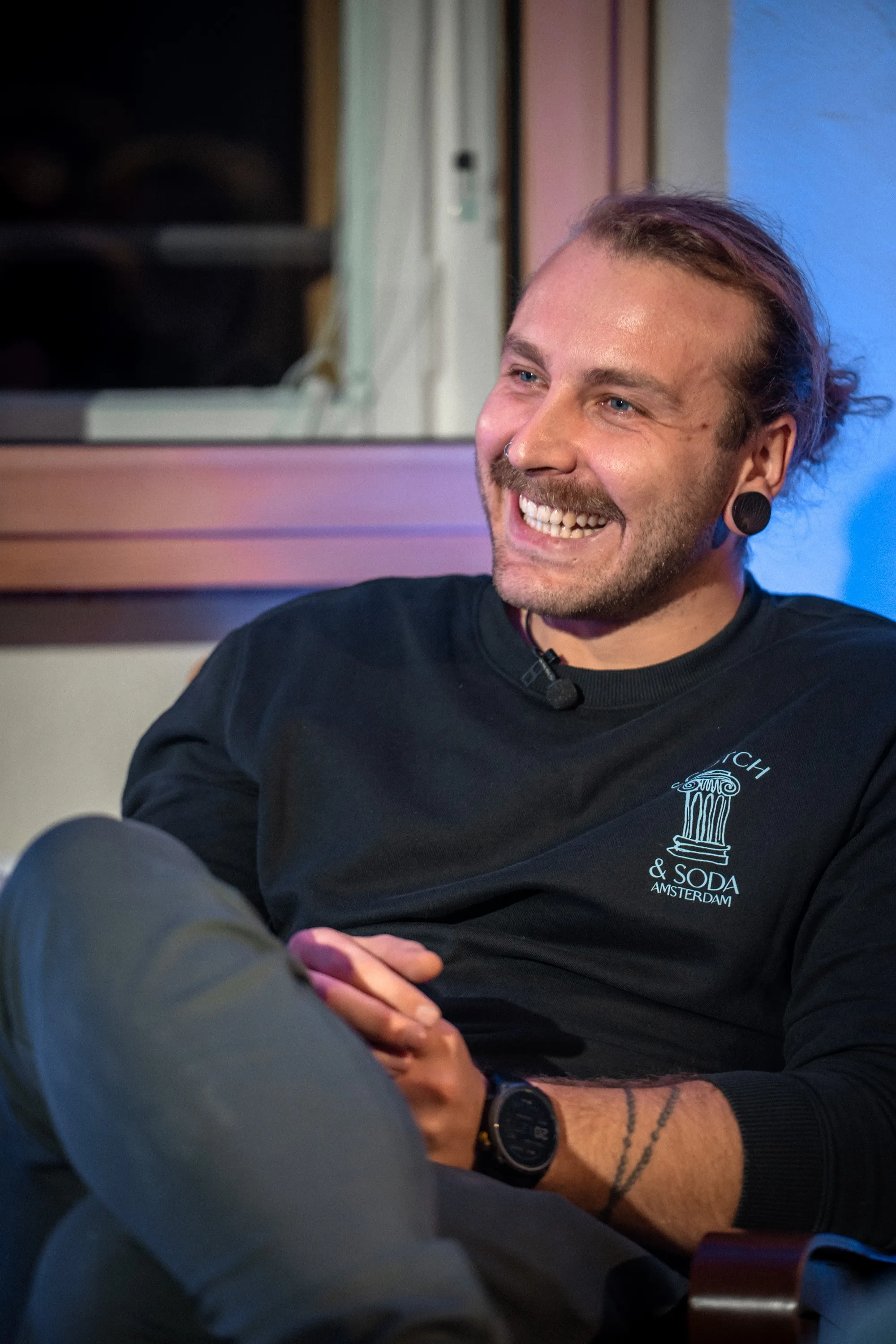 Andreas Reutz lachend im Portrait