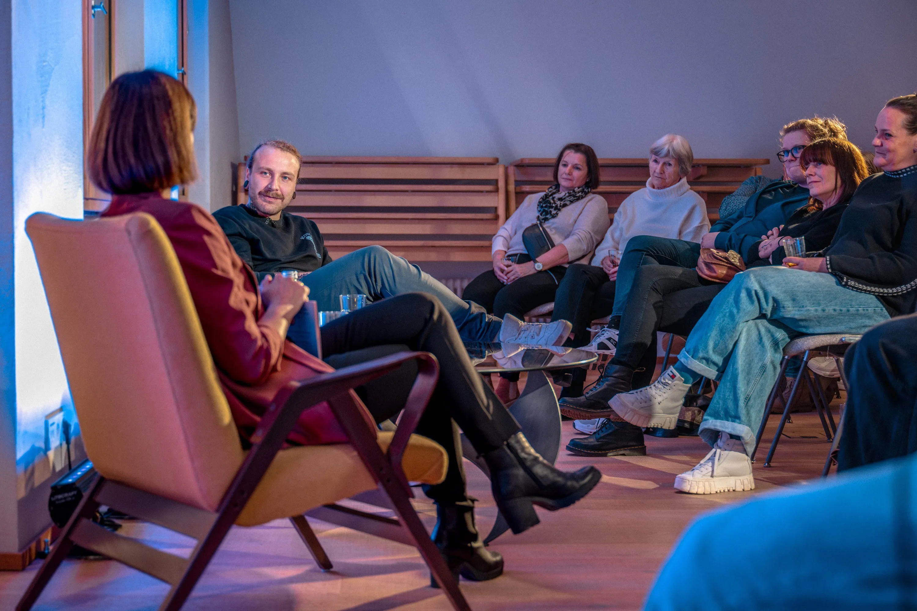 Moderatorin Carmen Jurkovic-Burtscher im Gespräch mit Andreas Reutz mit Publikum