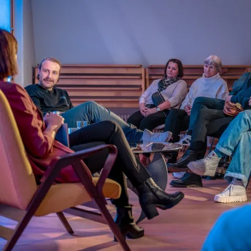 Moderatorin Carmen Jurkovic-Burtscher im Gespräch mit Andreas Reutz mit Publikum