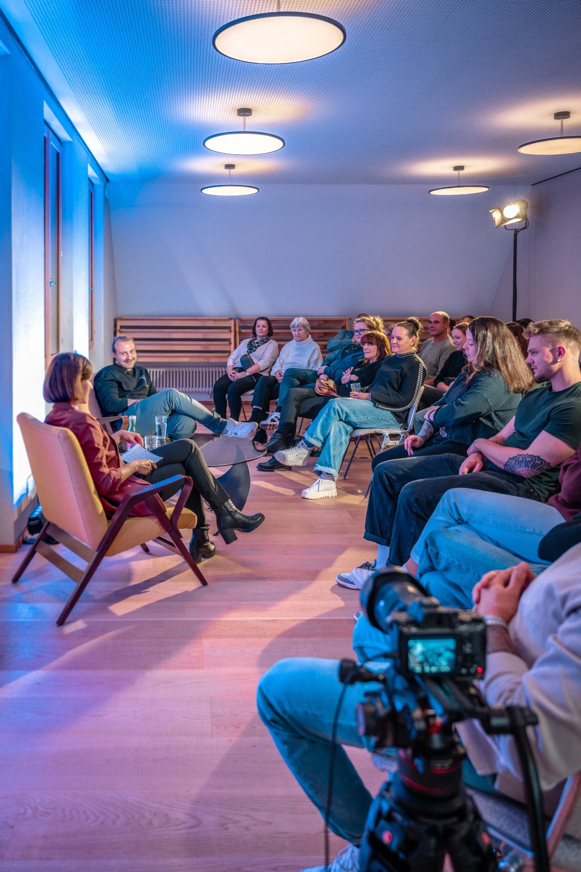 Moderatorin Carmen Jurkovic-Burtscher im Gespräch mit Andreas Reutz mit Publikum