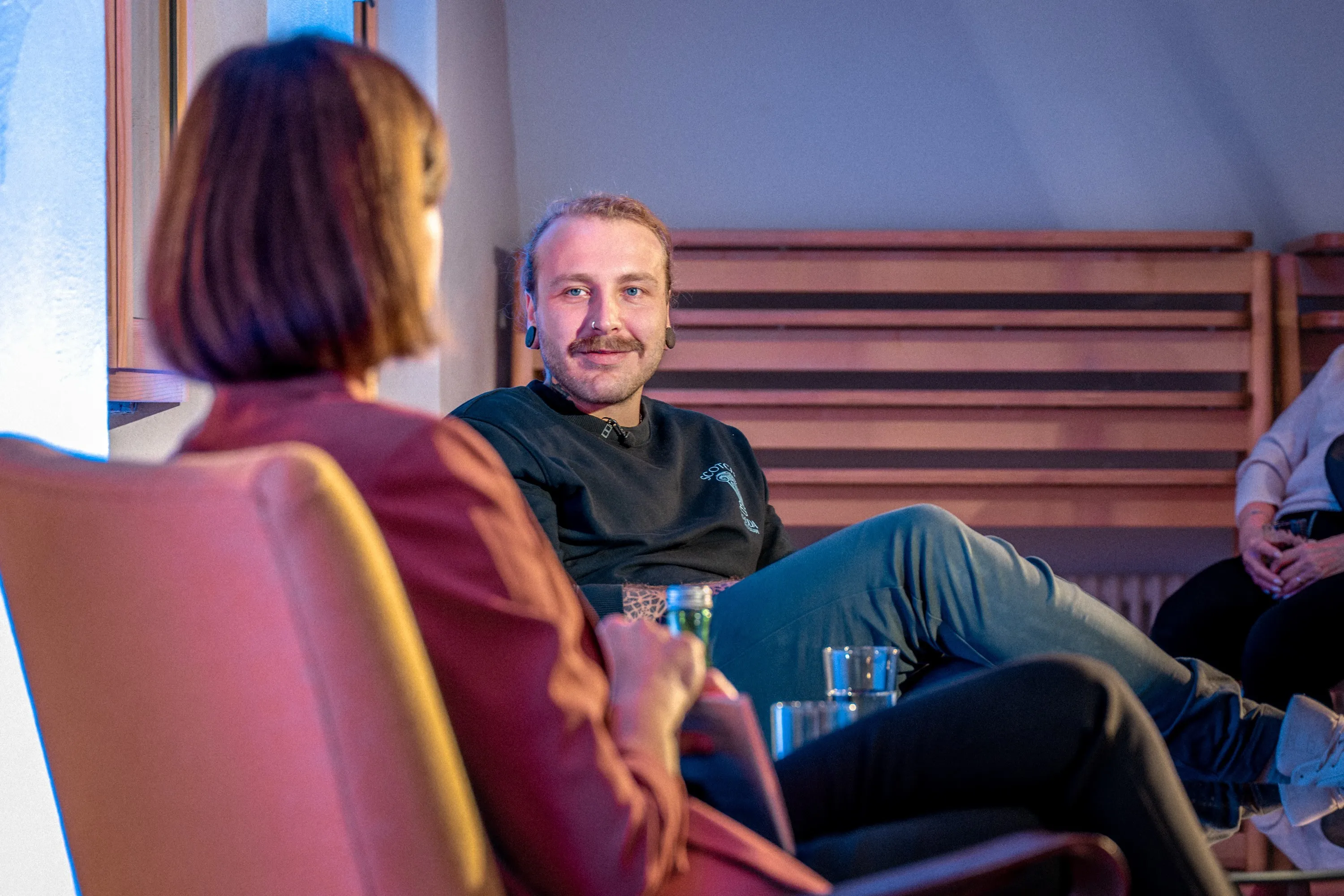 Moderatorin Carmen Jurkovic-Burtscher im Gespräch mit Andreas Reutz
