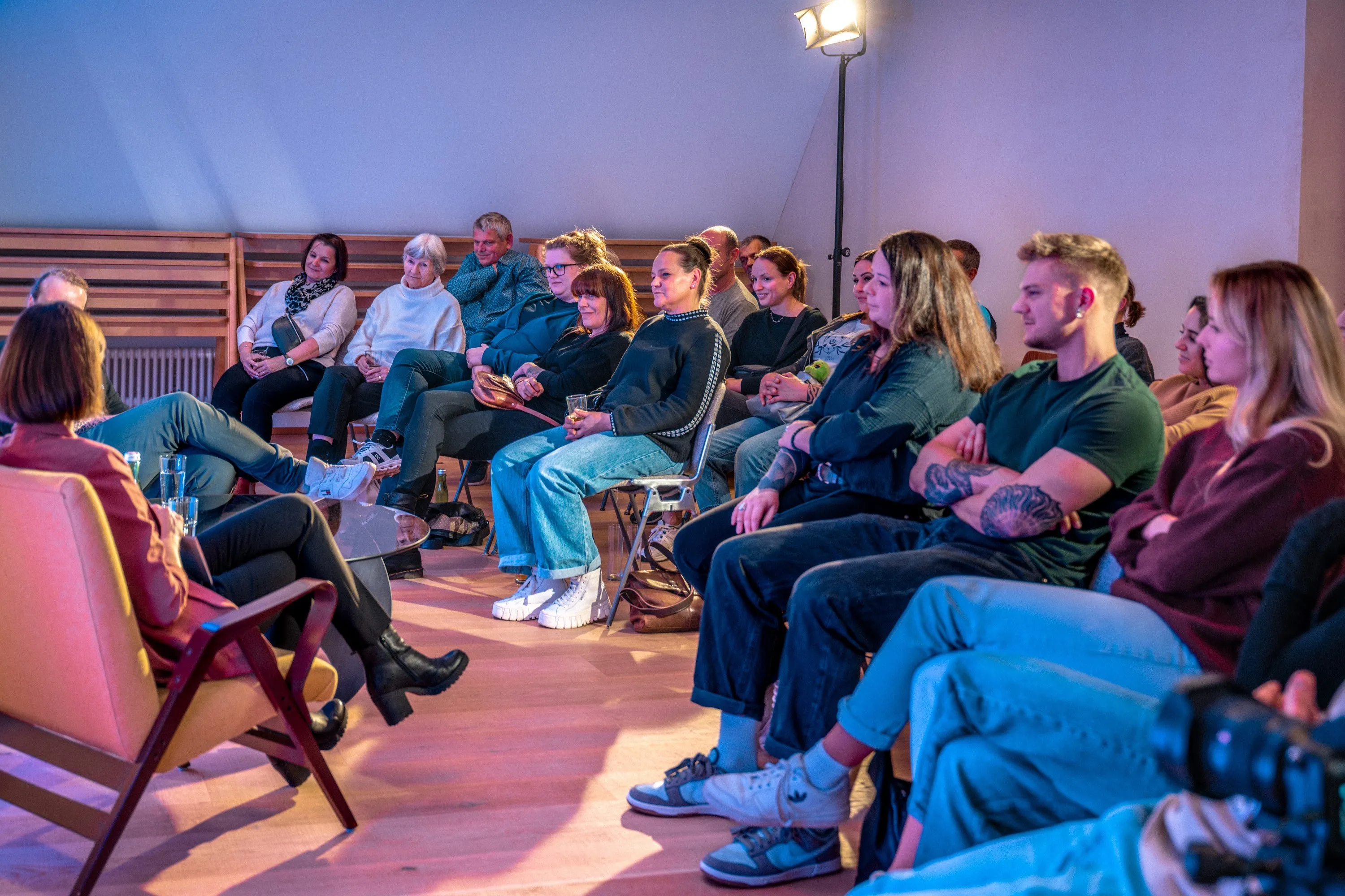 Publikum bei der ArbeitsLebensGeschichte von Andreas Reutz in der Schaffarei, Feldkirch