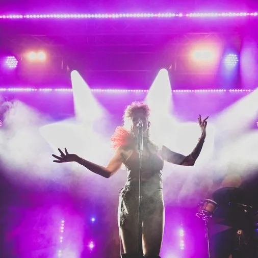 Ankathie Koi auf der Schaffarei Bühne mit lila Hintergrund