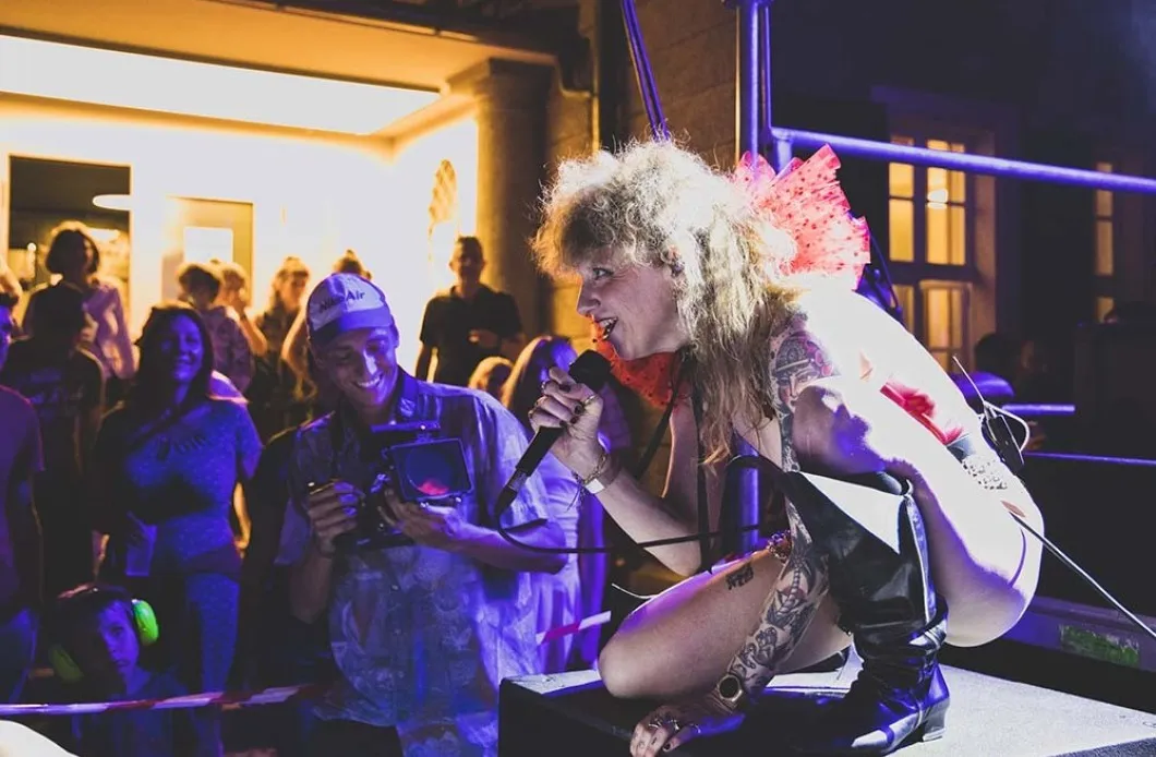 Ankathie Koi knieend auf der Schaffarei Bühne