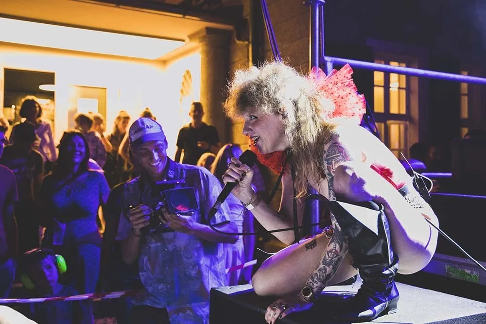 Ankathie Koi knieend auf der Schaffarei Bühne