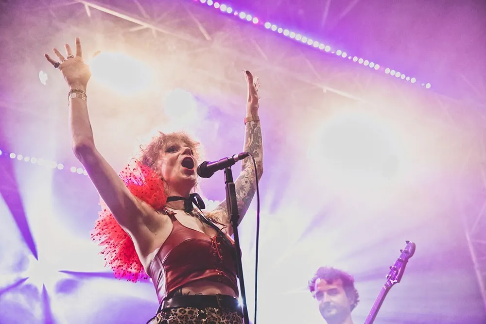 Ankathie Koi mit erhobenen Händen auf der Schaffarei Bühne