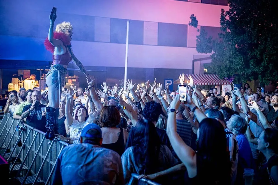 Ankathie Koi auf der Schaffarei Bühne