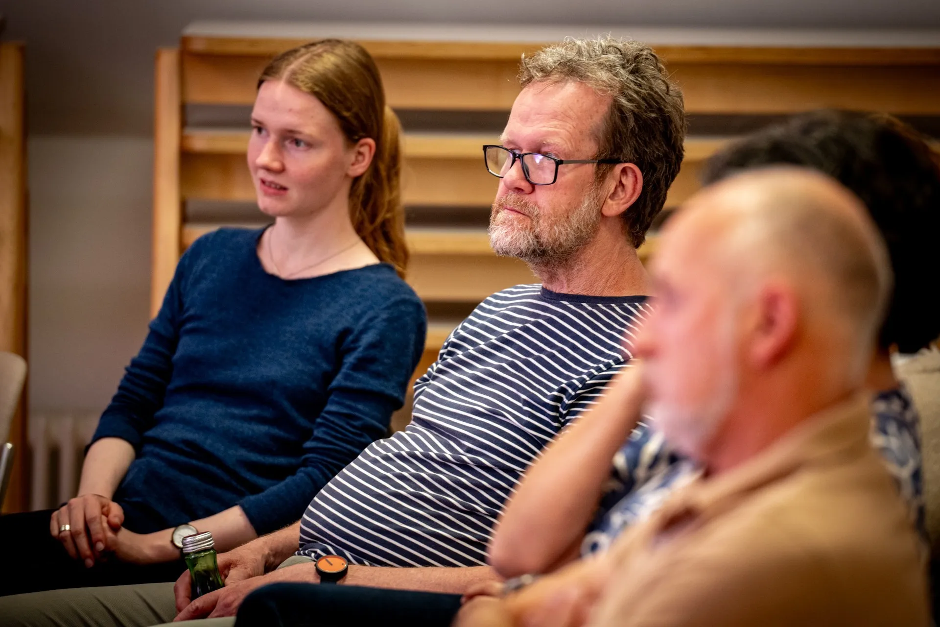 Aufmerksame Zuhörer:innen bei der ArbeitsLebensGeschichte von Birgit Wrann