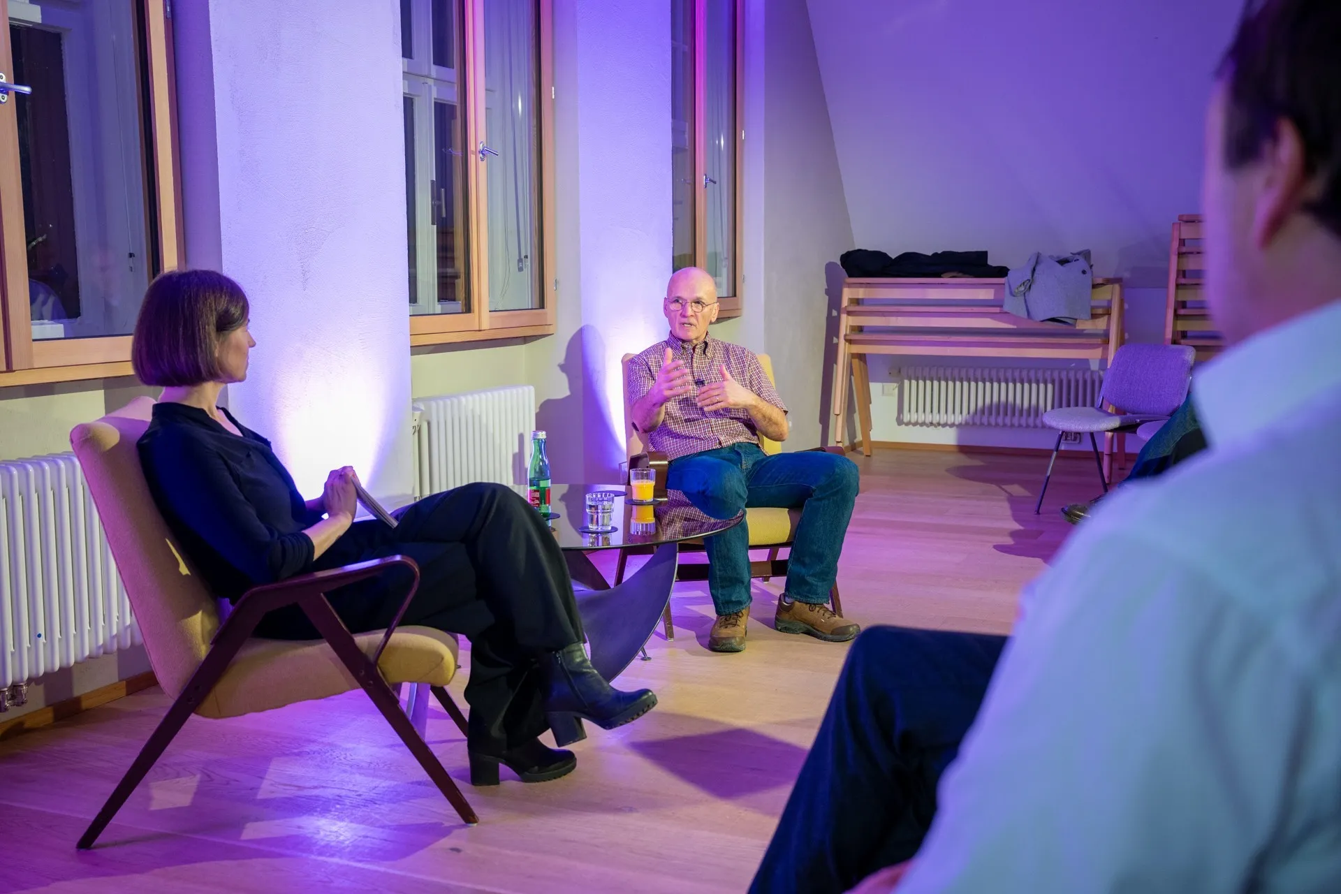 Moderatorin Carmen Jurkovic-Burtscher im Gespräch mit Holger Hansen.