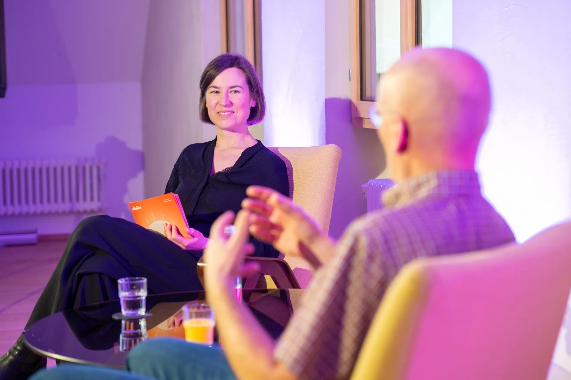 Moderatorin Carmen Jurkovic-Burtscher im Gespräch mit Holger Hansen.