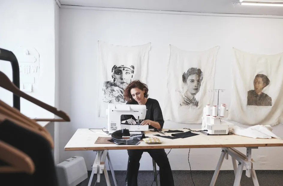 Bianca Lugmayr in ihrem Atelier an der Nähmaschine