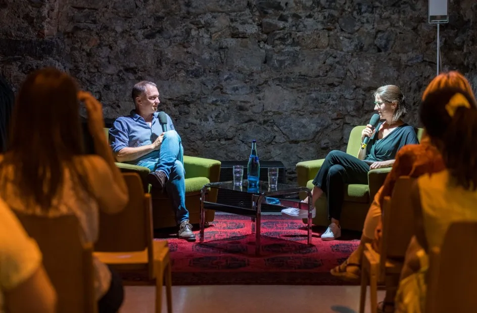 Christian Ammann im gespräch mit Carmen Jurkovic Burtscher während der Arbeitslebensgeschichte