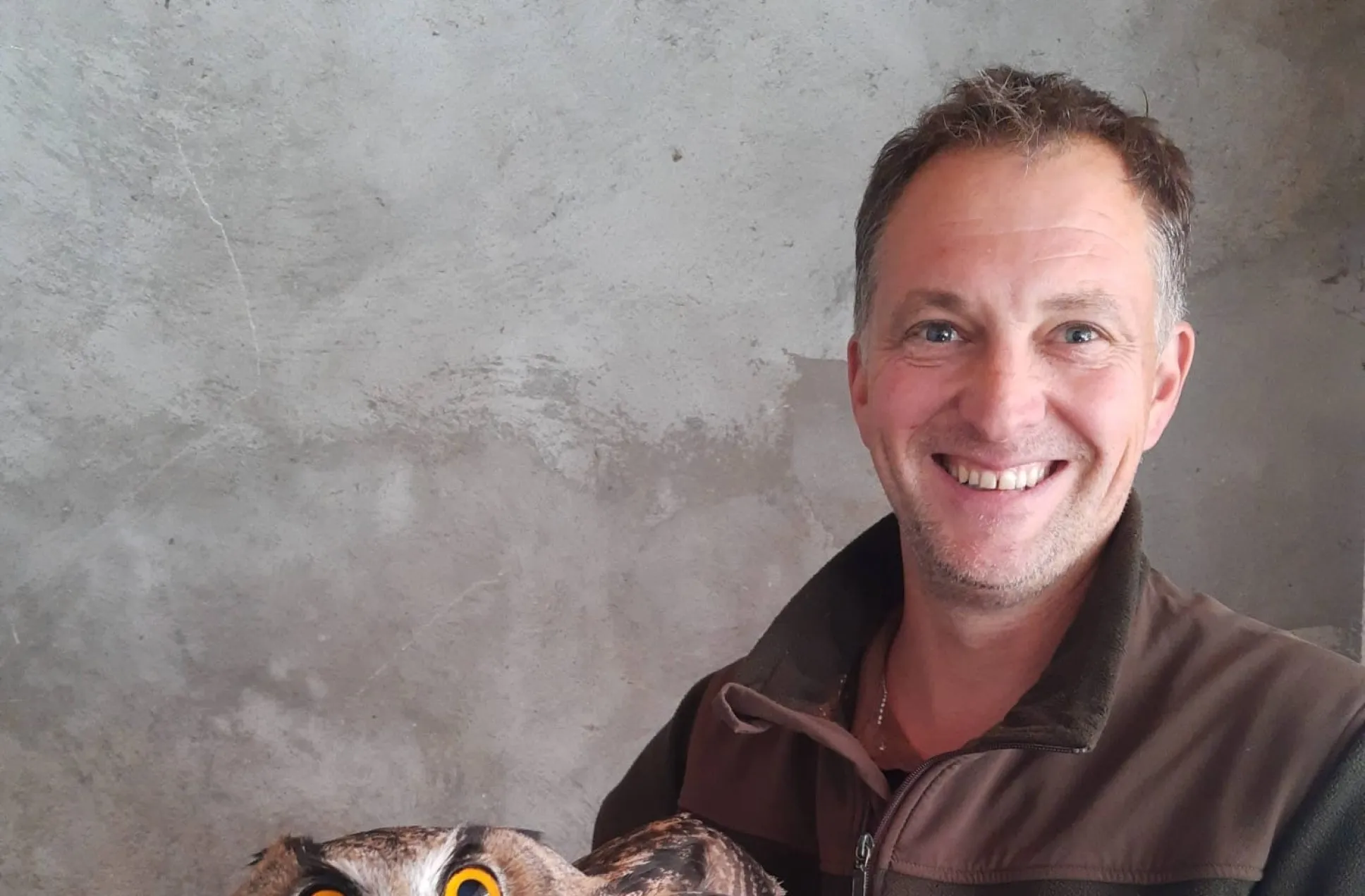 Christian Amann mit einer Eule