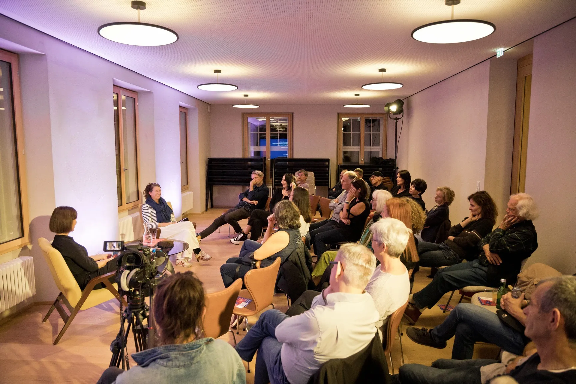 Volles Haus bei der Arbeitslebensgeschichte mit Daniela Egger und Moderatorin Carmen Jurkovic Burtscher