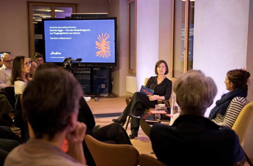 Arbeitslebensgeschichte mit Daniela Egger, Moderatorin Carmen Jurkovic Burtscher und Publikum