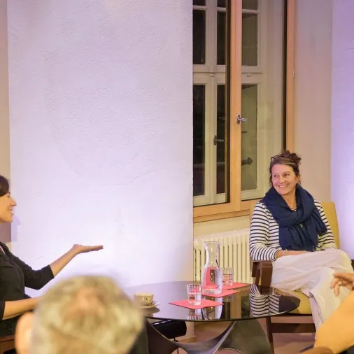 Arbeitslebensgeschichte mit Daniela Egger und Moderatorin Carmen Jurkovic Burtscher