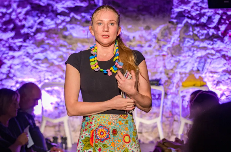 Vivienne Causemann während des Stück "Danke, setzten Fünf"