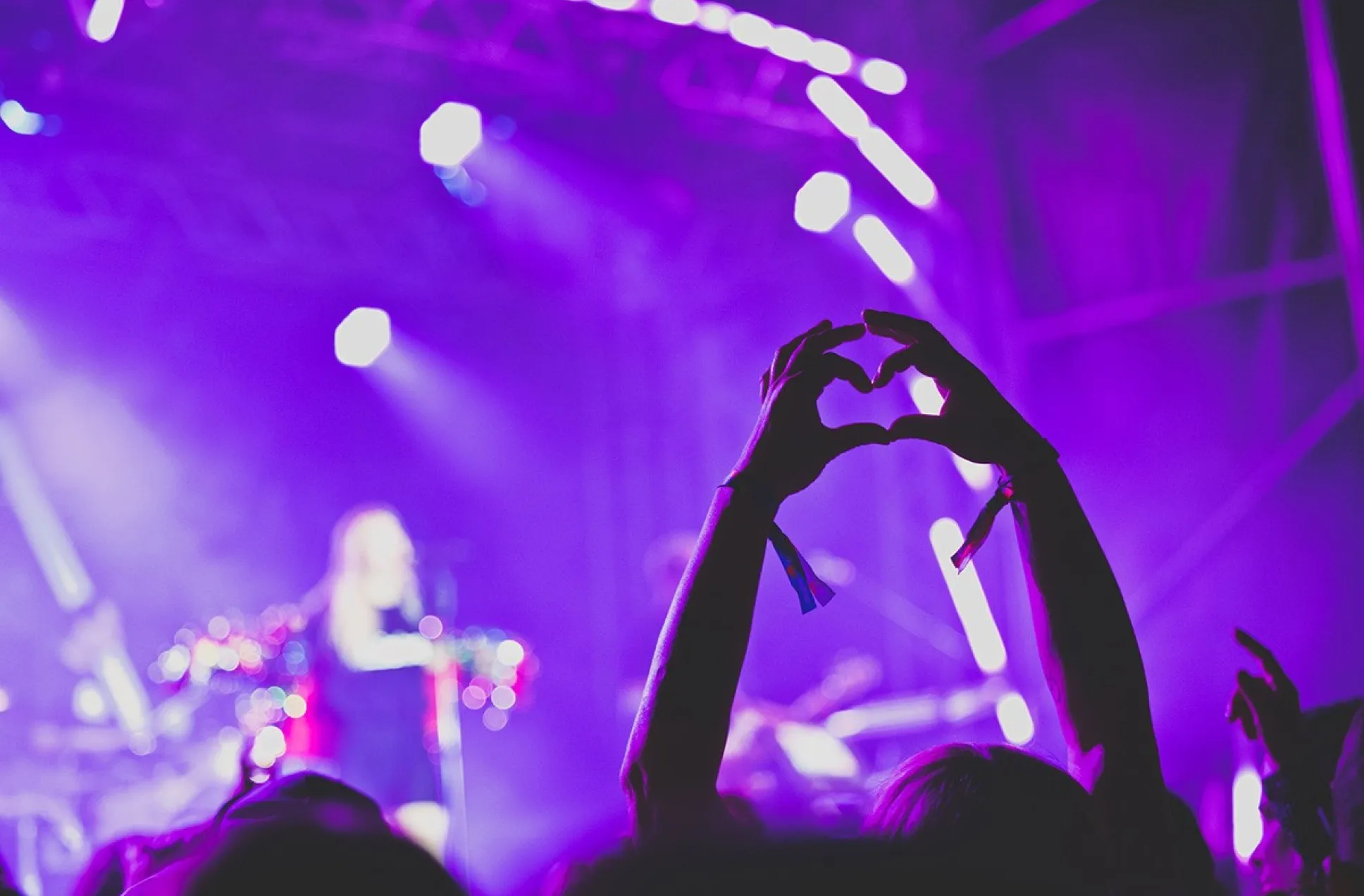 Ein Besucher hält die Hände ihn die Höhe und formt mit den Fingern ein Herz beim Schaffarei Festival 2025