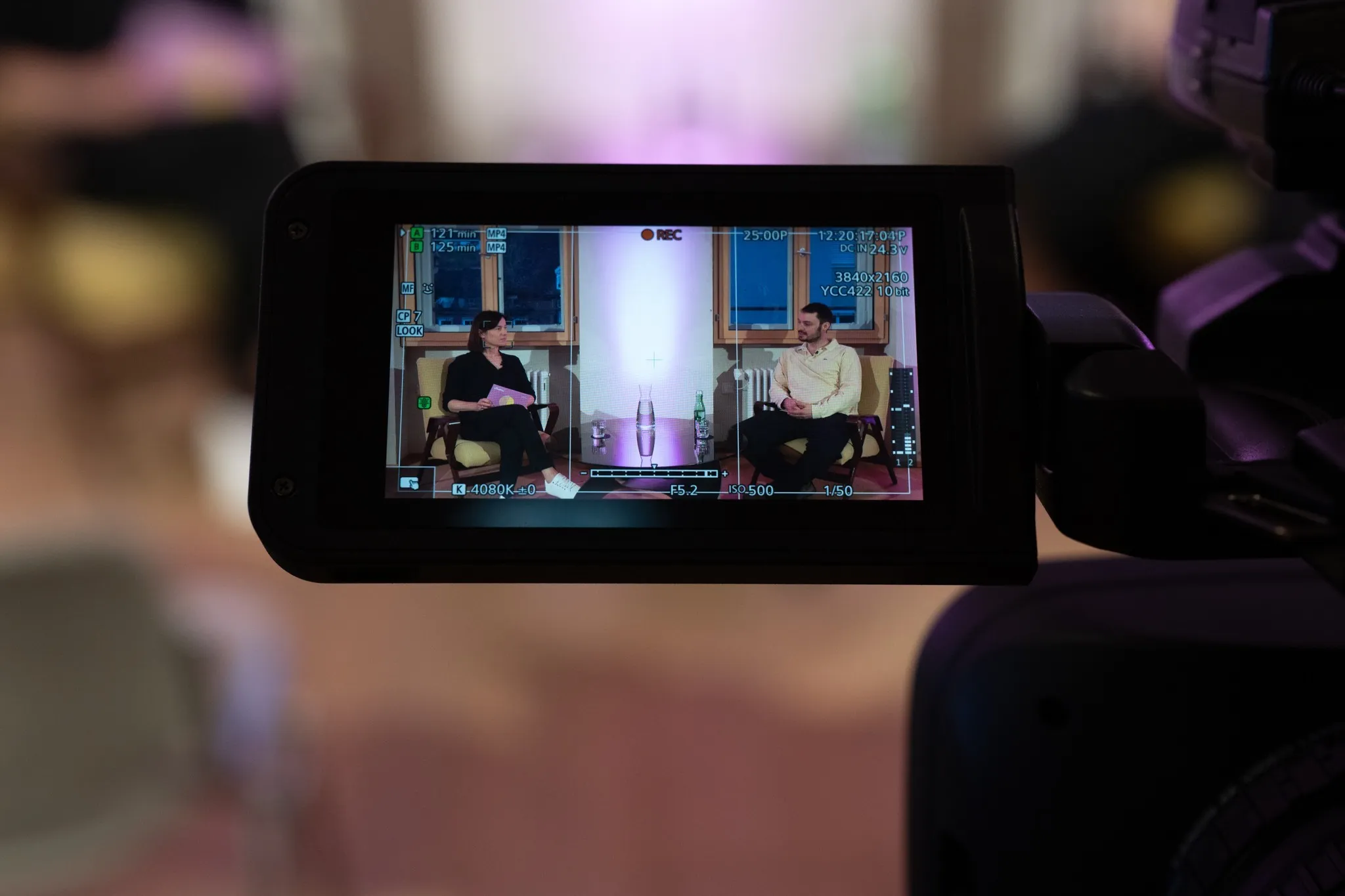 Blick durch die Kamera auf David Kammann und Carmen Jurkovic Burtscher