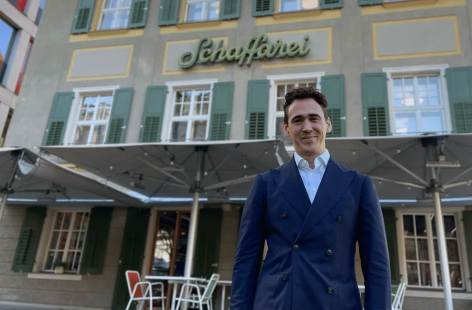 Fabian Stephany vor dem Schaffarei Haus