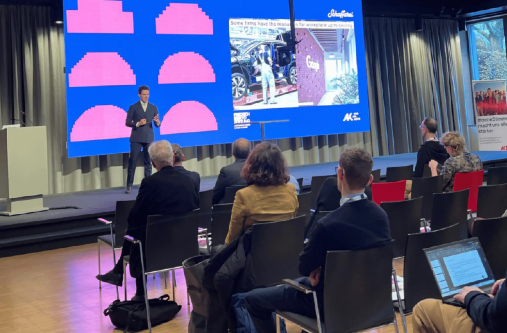 Fabian Stephany auf der Bühne der Schaffarei Konferenz 2023. Thema seiner Keynote: „Superpower Skills – The Role of Skills in Time of Technological Change“