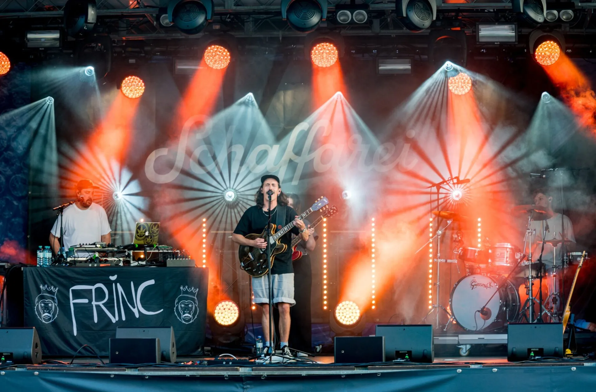 Frinc mit Band auf der Bühne des Schaffarei Festivals