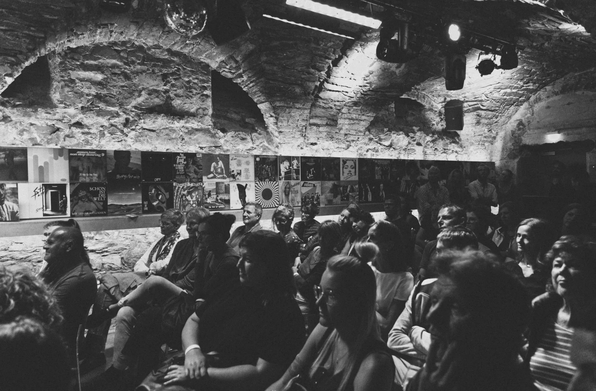 Theater-Publikum im Klub der Schaffarei