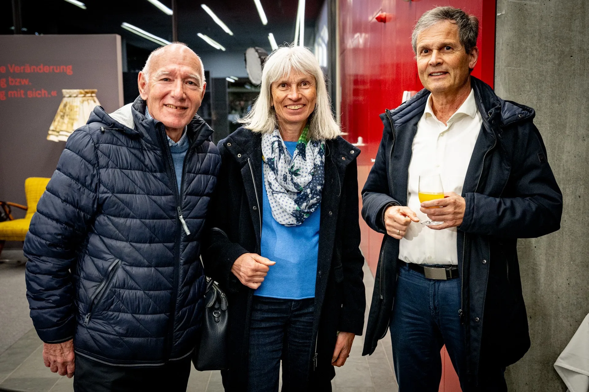 Besucherinnen und Besucher unterhalten sich am Rand der Vernissage zur Ausstellung „Museum des Wandels" der AK Vorarlberg.