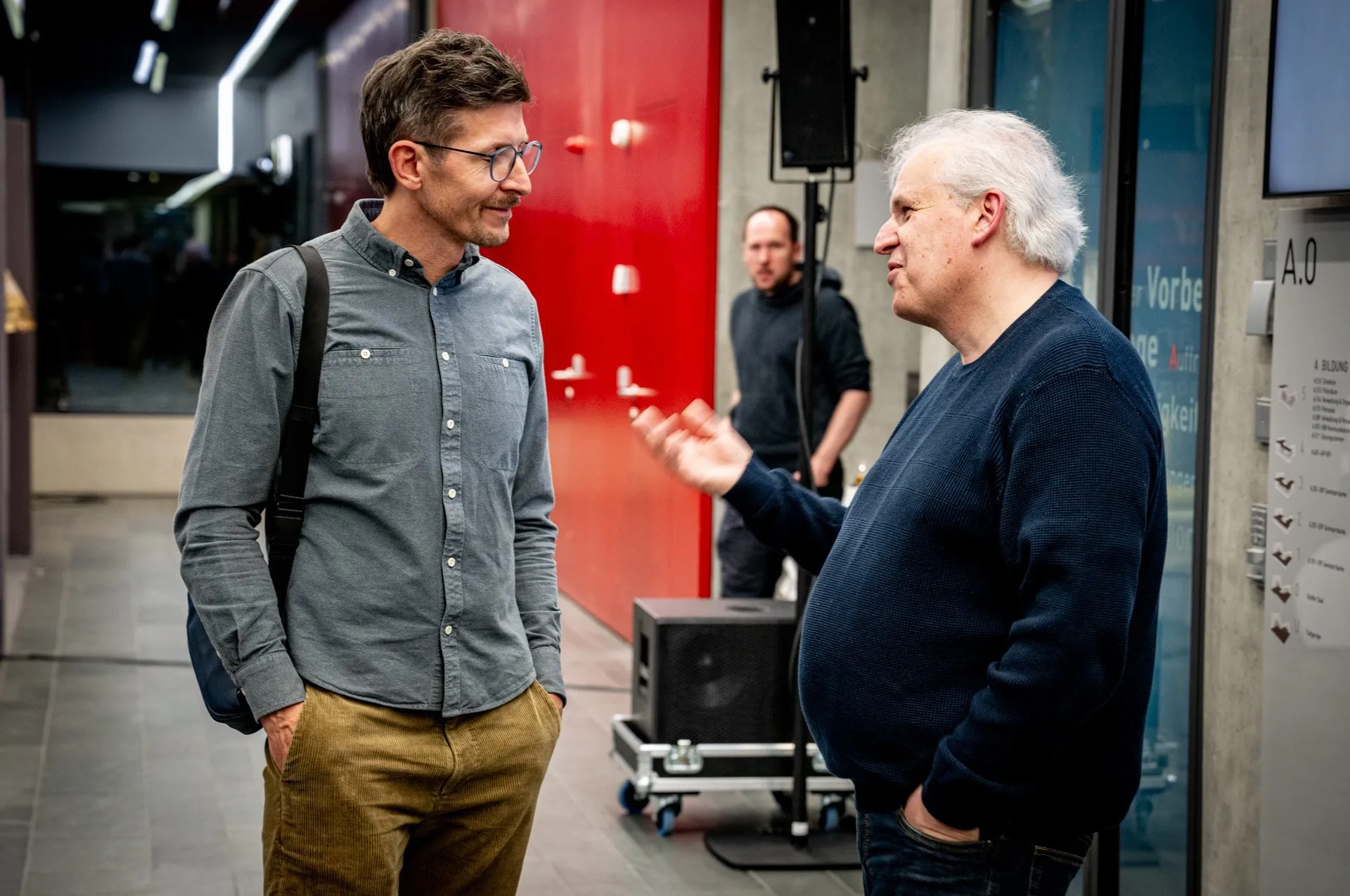Besucherinnen und Besucher unterhalten sich am Rand der Vernissage zur Ausstellung „Museum des Wandels" der AK Vorarlberg.