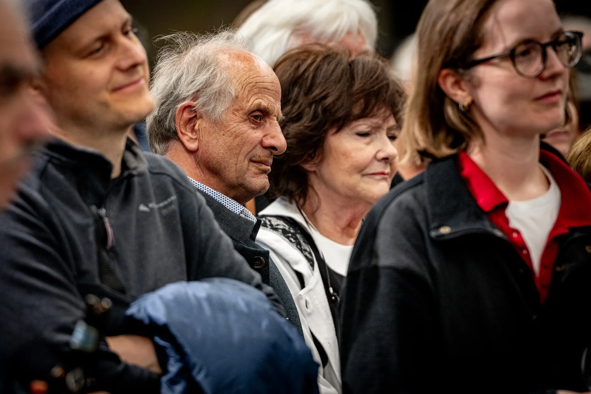 Besucherinnen und Besucher verfolgen aufmerksam das Programm bei der Vernissage zur Ausstellung „Museum des Wandels" der AK Vorarlberg.