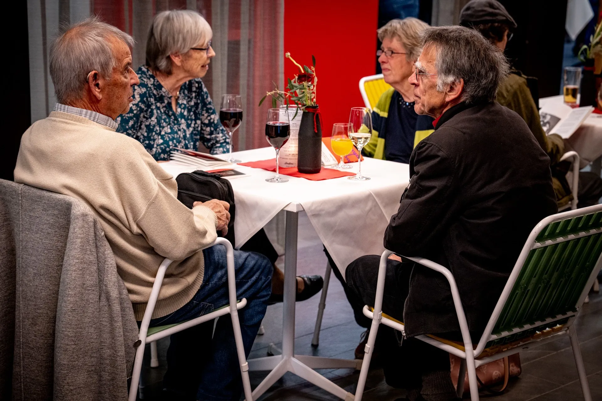 Besucherinnen und Besucher unterhalten sich am Rand der Vernissage zur Ausstellung „Museum des Wandels" der AK Vorarlberg.