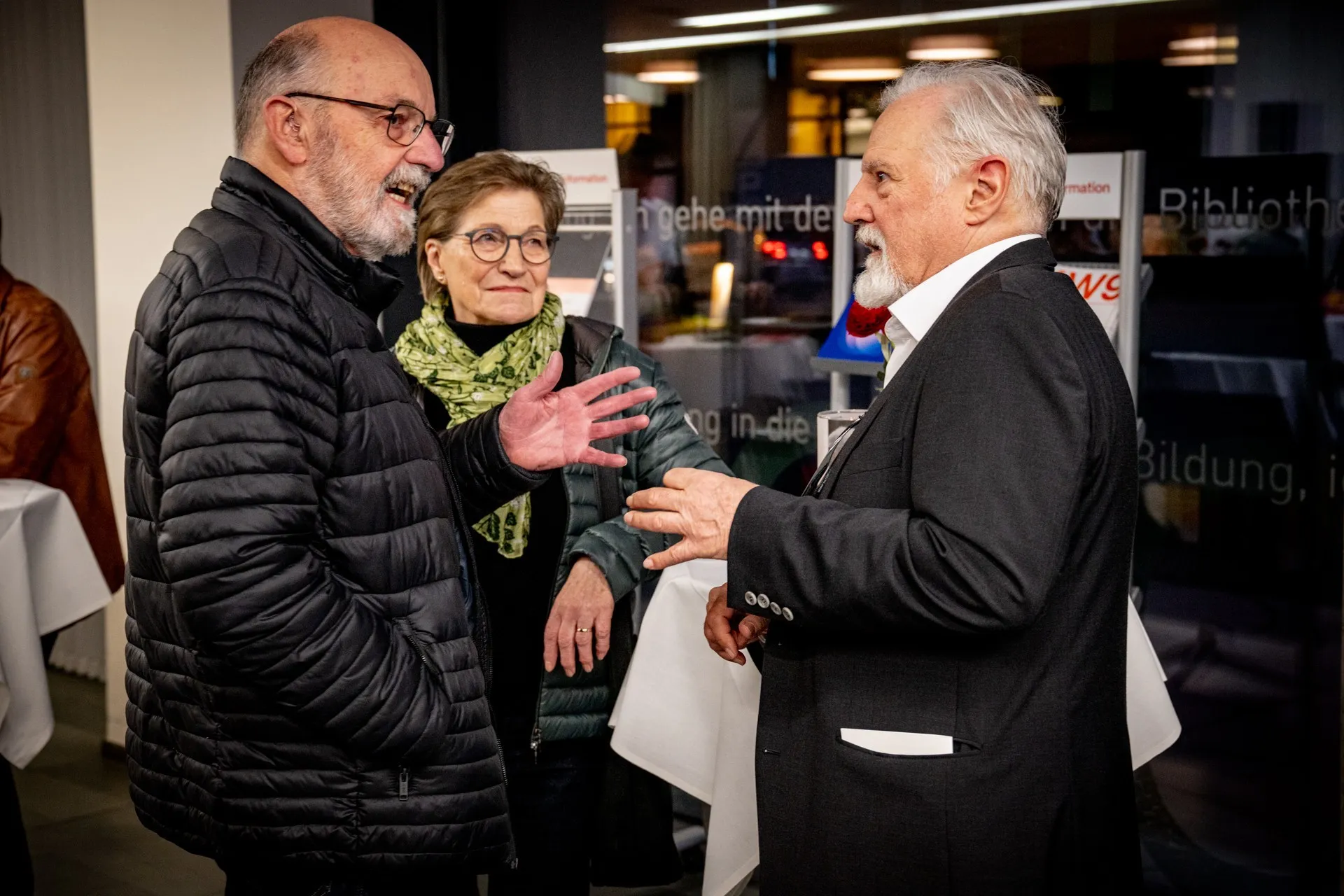 Besucherinnen und Besucher unterhalten sich am Rand der Vernissage zur Ausstellung „Museum des Wandels" der AK Vorarlberg.