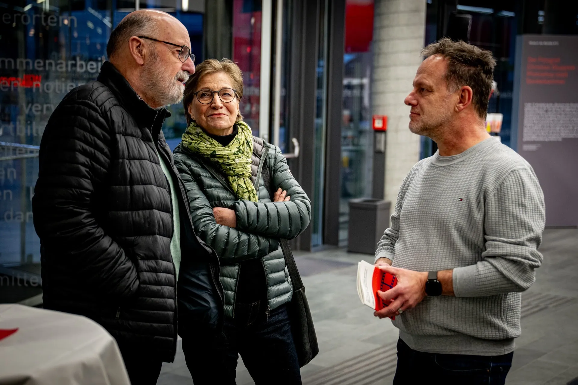 Besucherinnen und Besucher verfolgen aufmerksam das Programm bei der Vernissage zur Ausstellung „Museum des Wandels" der AK Vorarlberg.