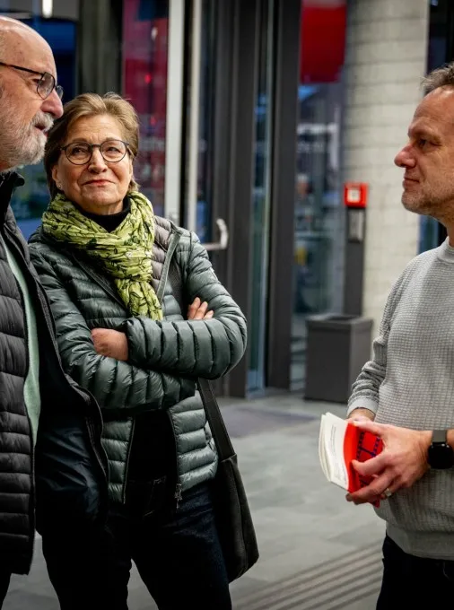 Besucherinnen und Besucher verfolgen aufmerksam das Programm bei der Vernissage zur Ausstellung „Museum des Wandels" der AK Vorarlberg.