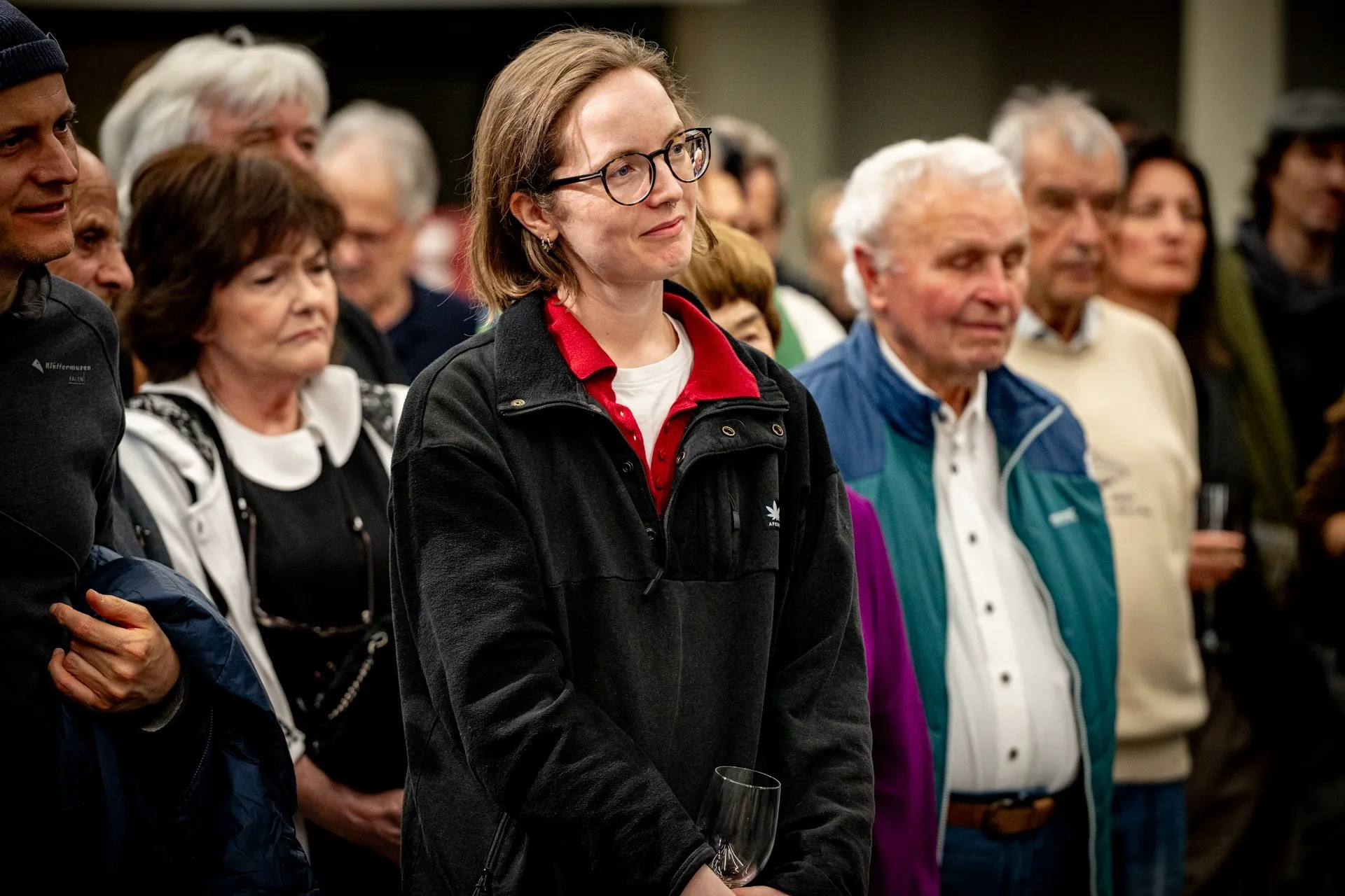 Besucherinnen und Besucher verfolgen aufmerksam das Programm bei der Vernissage zur Ausstellung „Museum des Wandels" der AK Vorarlberg.