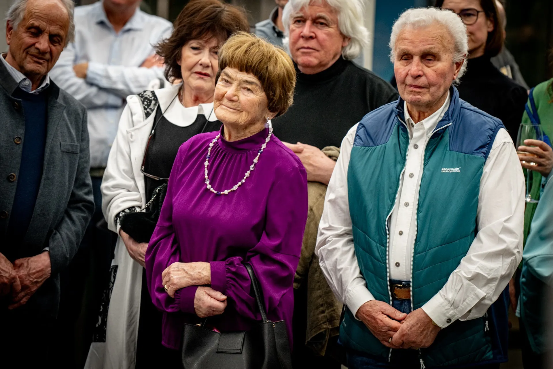 Besucherinnen und Besucher verfolgen aufmerksam das Programm bei der Vernissage zur Ausstellung „Museum des Wandels" der AK Vorarlberg.