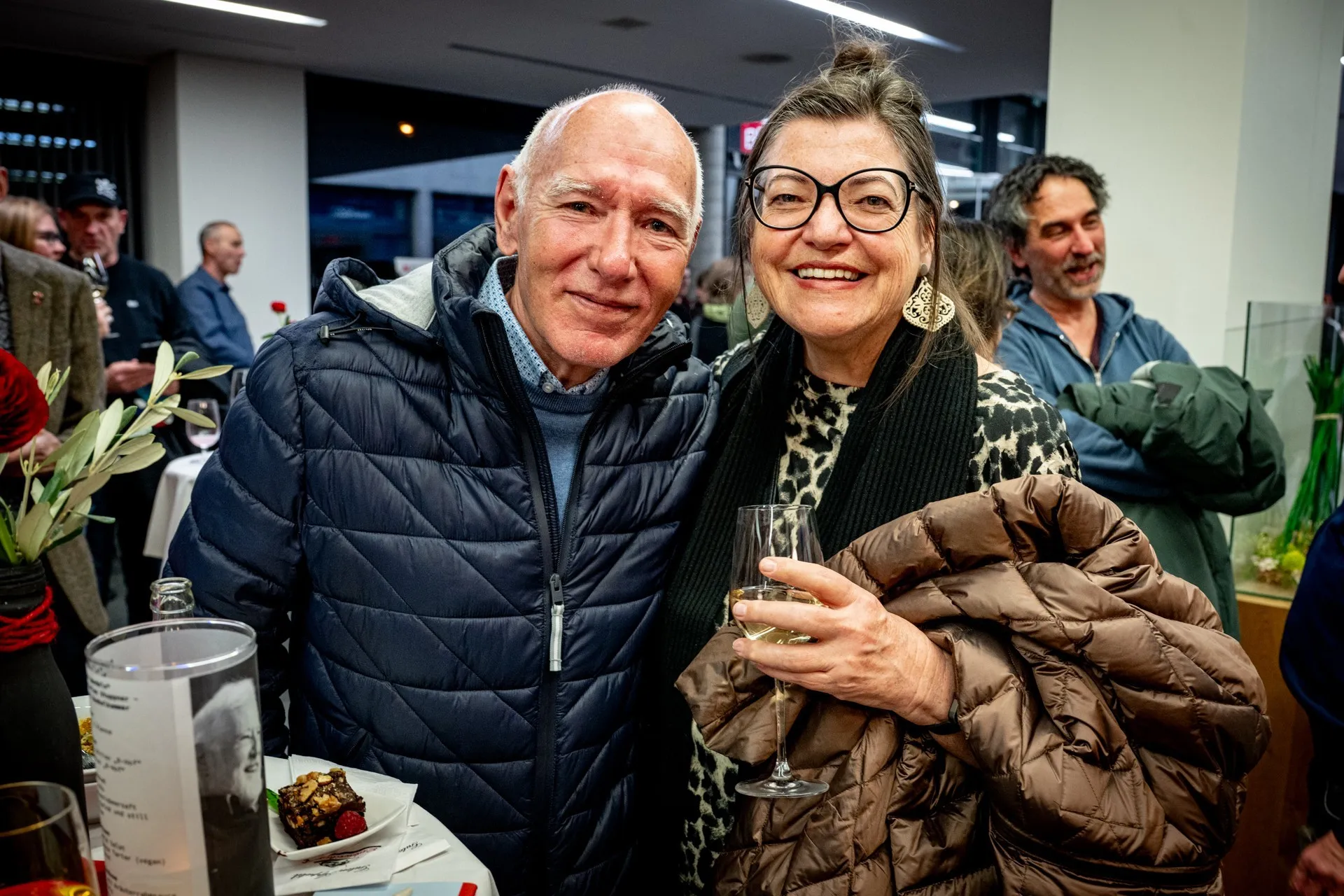 Besucherinnen und Besucher unterhalten sich am Rand der Vernissage zur Ausstellung „Museum des Wandels" der AK Vorarlberg.