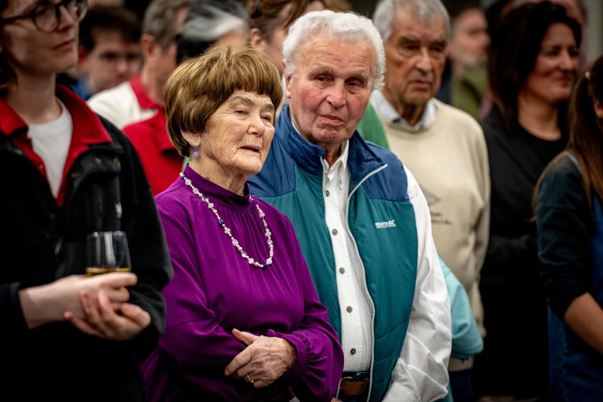 Besucherinnen und Besucher verfolgen aufmerksam das Programm bei der Vernissage zur Ausstellung „Museum des Wandels" der AK Vorarlberg.