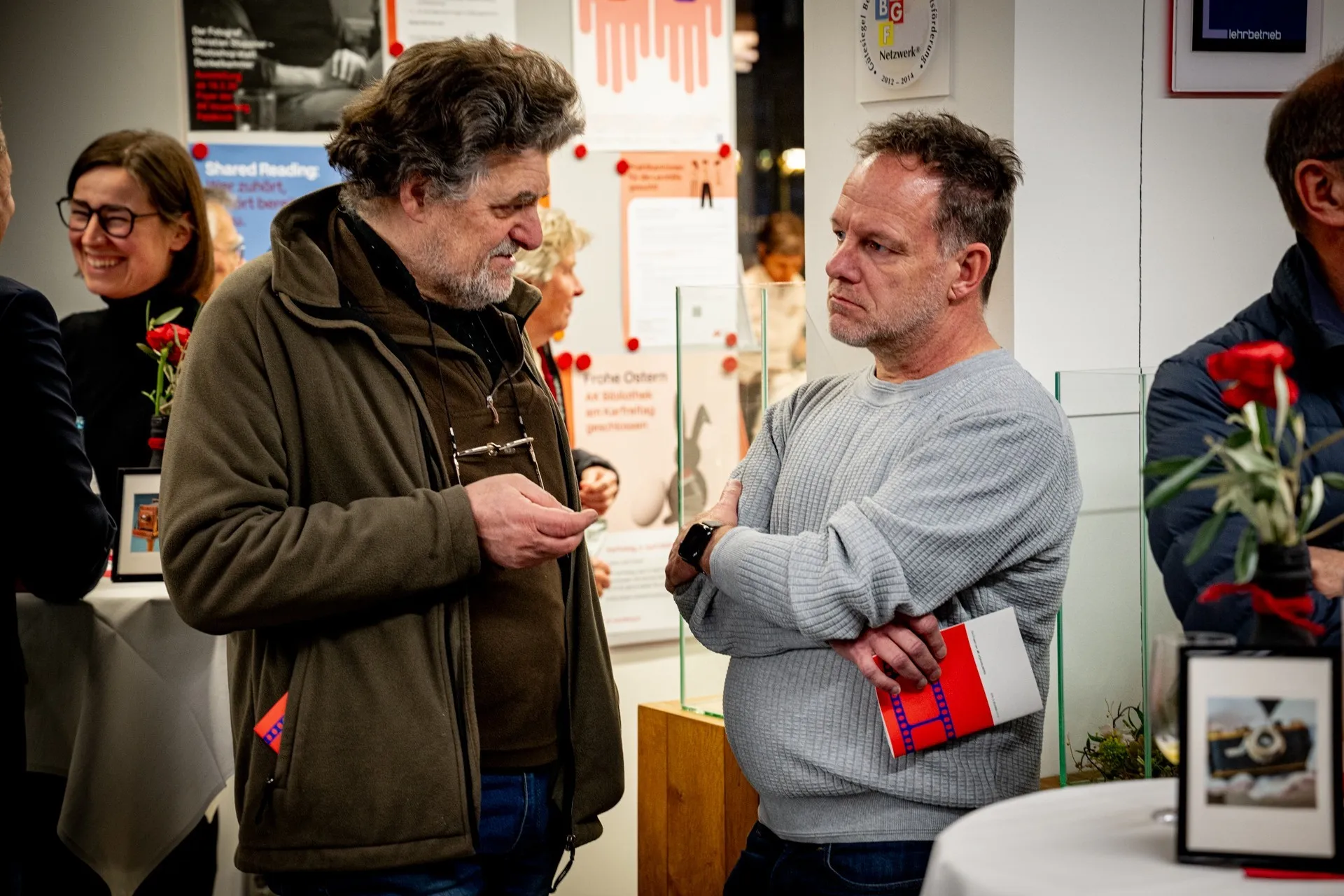 Besucherinnen und Besucher unterhalten sich am Rand der Vernissage zur Ausstellung „Museum des Wandels" der AK Vorarlberg.