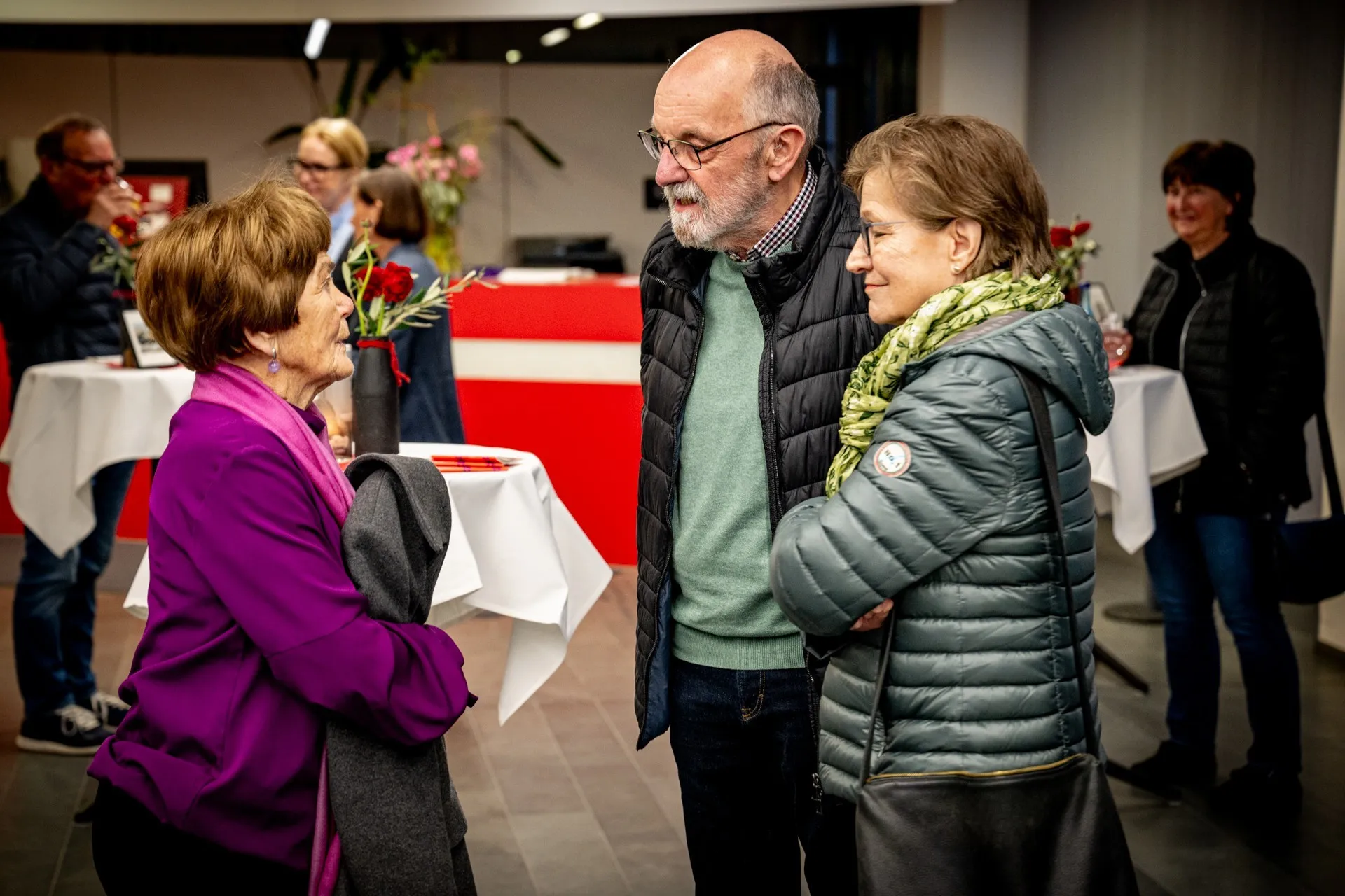 Besucherinnen und Besucher unterhalten sich am Rand der Vernissage zur Ausstellung „Museum des Wandels" der AK Vorarlberg.