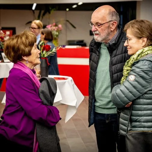 Besucherinnen und Besucher unterhalten sich am Rand der Vernissage zur Ausstellung „Museum des Wandels" der AK Vorarlberg.