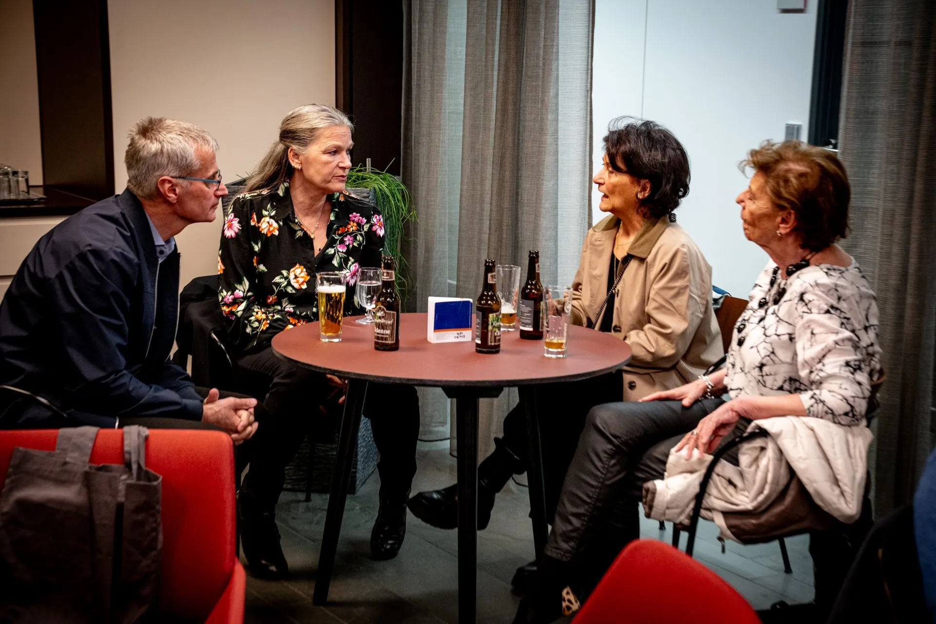 Besucherinnen und Besucher unterhalten sich am Rand der Vernissage zur Ausstellung „Museum des Wandels" der AK Vorarlberg.