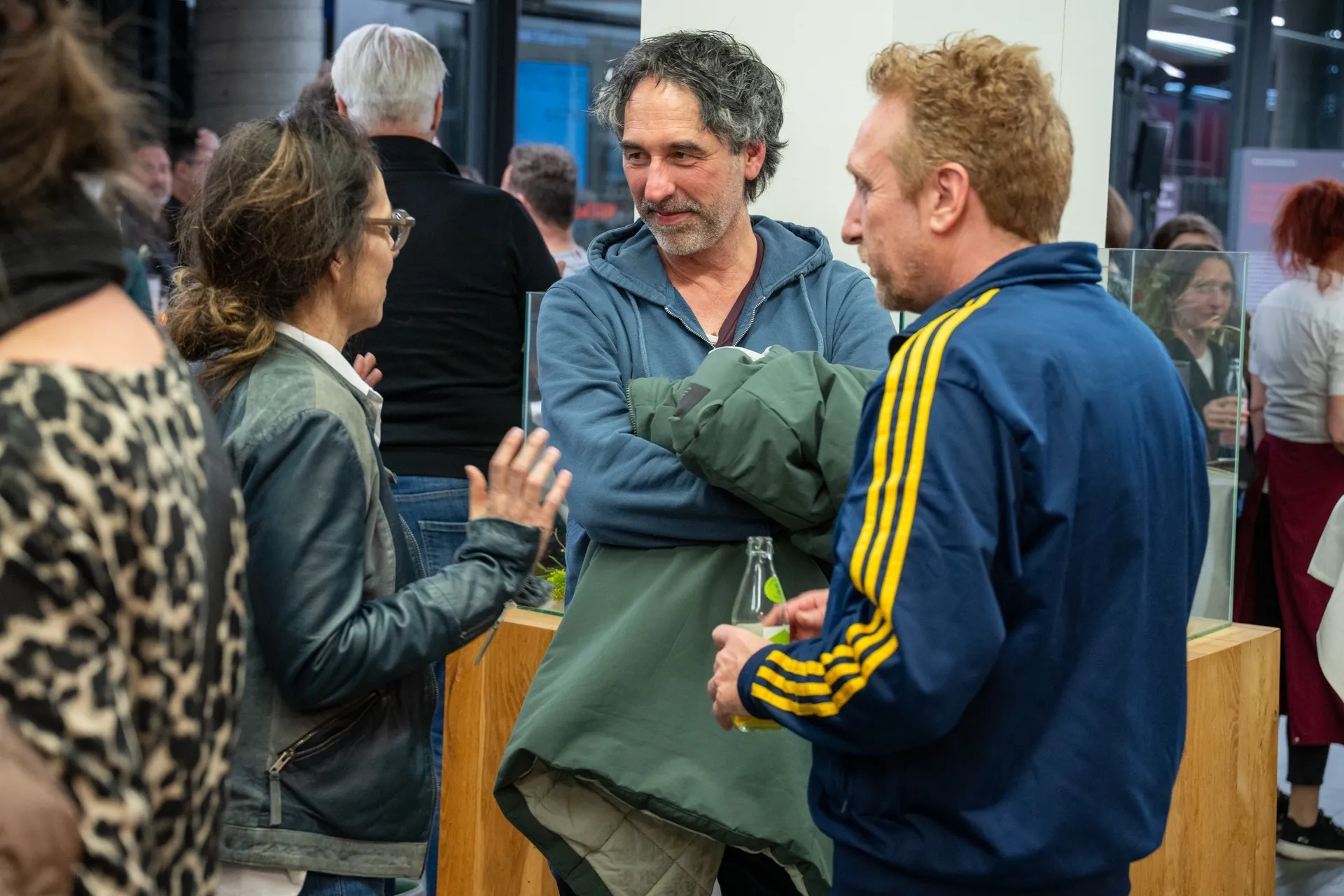 Besucherinnen und Besucher unterhalten sich am Rand der Vernissage zur Ausstellung „Museum des Wandels" der AK Vorarlberg.
