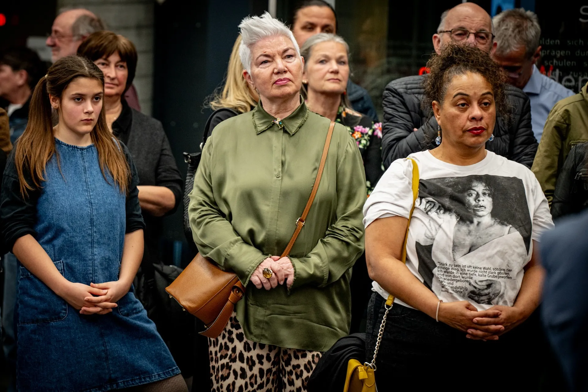 Besucherinnen und Besucher verfolgen aufmerksam das Programm bei der Vernissage zur Ausstellung „Museum des Wandels" der AK Vorarlberg.