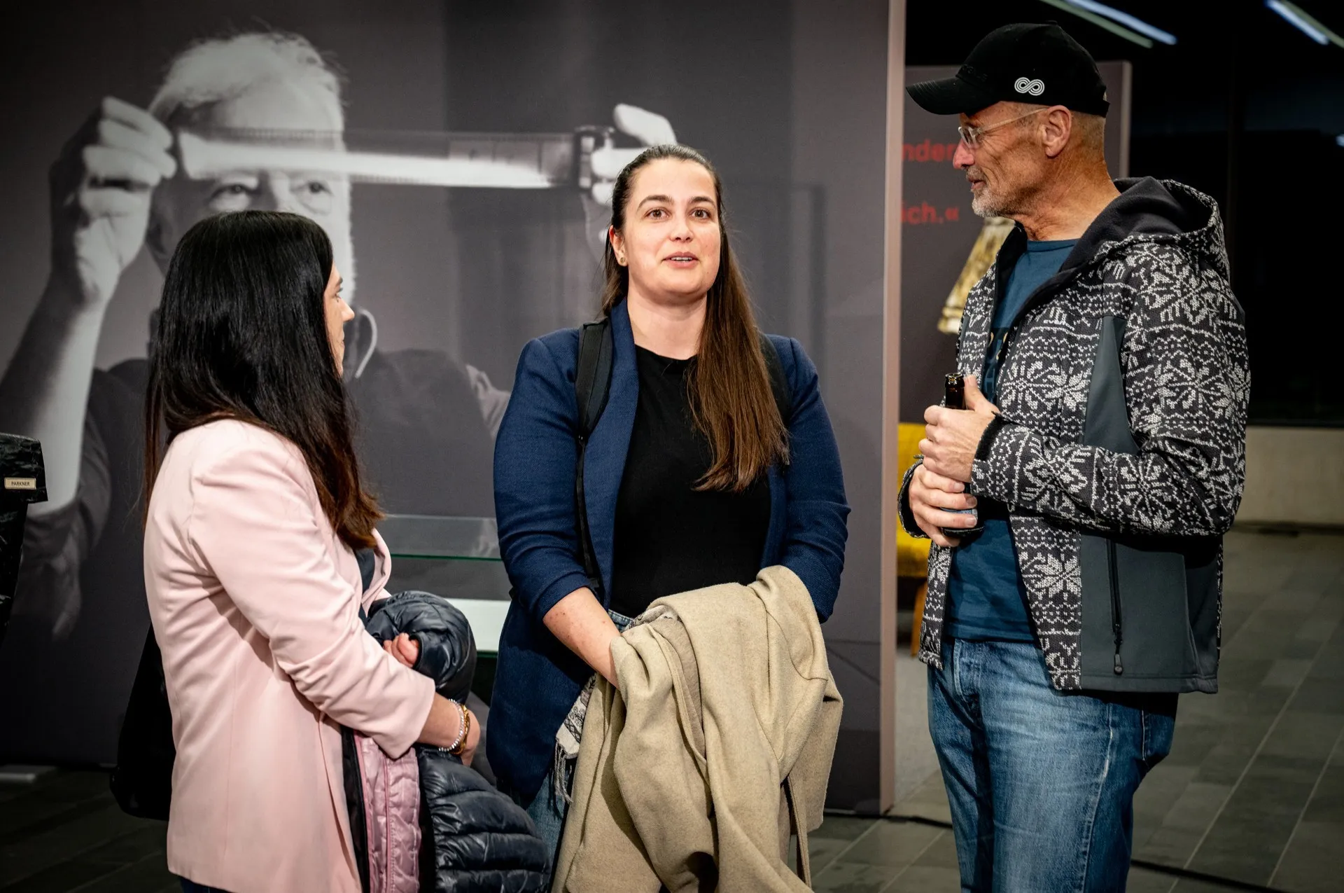 Besucherinnen und Besucher unterhalten sich am Rand der Vernissage zur Ausstellung „Museum des Wandels" der AK Vorarlberg.