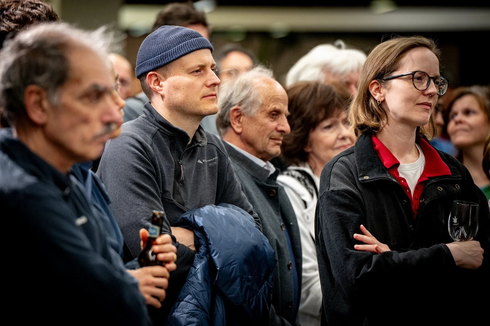 Besucherinnen und Besucher verfolgen aufmerksam das Programm bei der Vernissage zur Ausstellung „Museum des Wandels" der AK Vorarlberg.